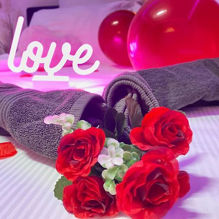 L'Escale Balneo'Romantique - Loveroom - Jacuzzi & Petit Dejeuner Вилие-сюр-Марн Екстериор снимка